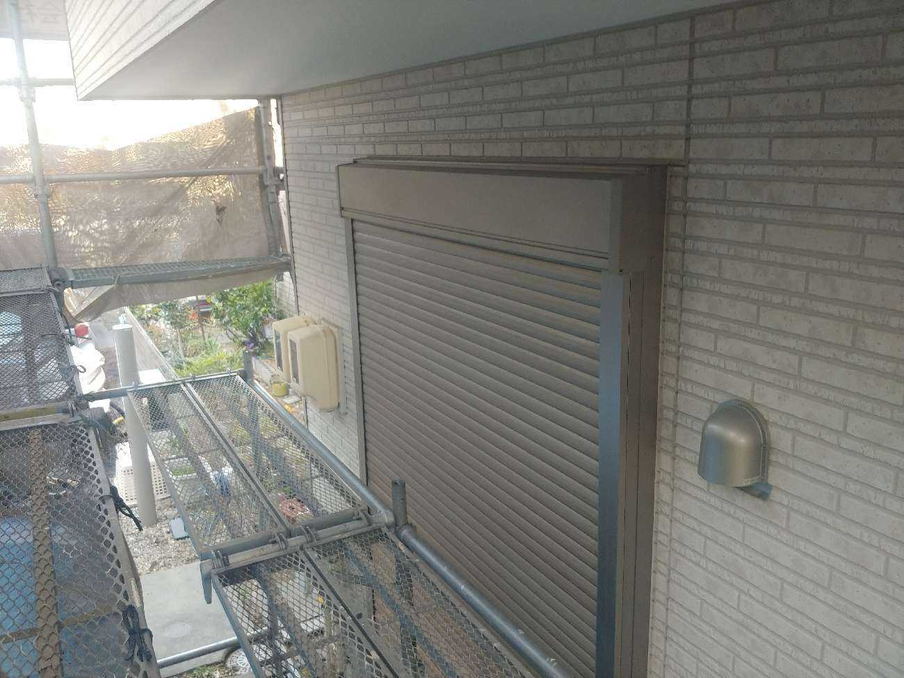 名古屋市瑞穂区｜外壁塗装前の下処理！サッシ・庇周りのシーリング材打ち増し。プライマーから